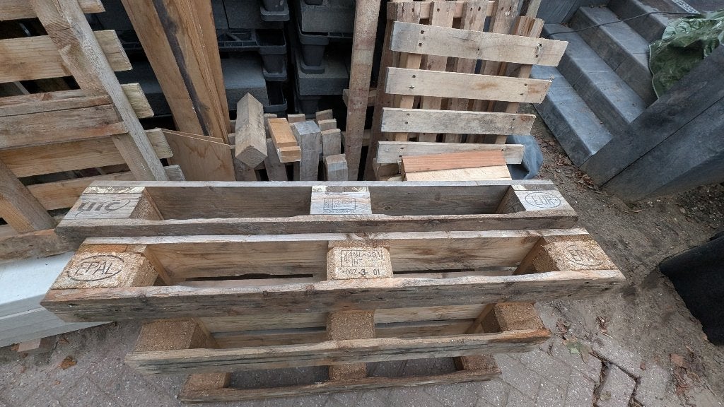 Gratis op te halen: Partij pallets en kachelhout, Ophalen, Zo goed als nieuw, 50 mm of meer, Pallet