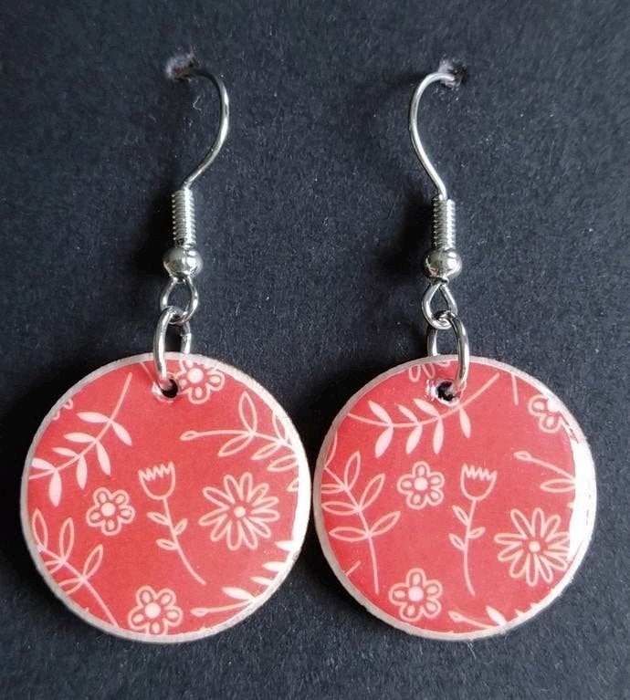 Handgemaakte unieke oorbellen, rood met bloemen #38, Sieraden, Tassen en Uiterlijk, Oorbellen, Ophalen of Verzenden, Nieuw, Overige kleuren