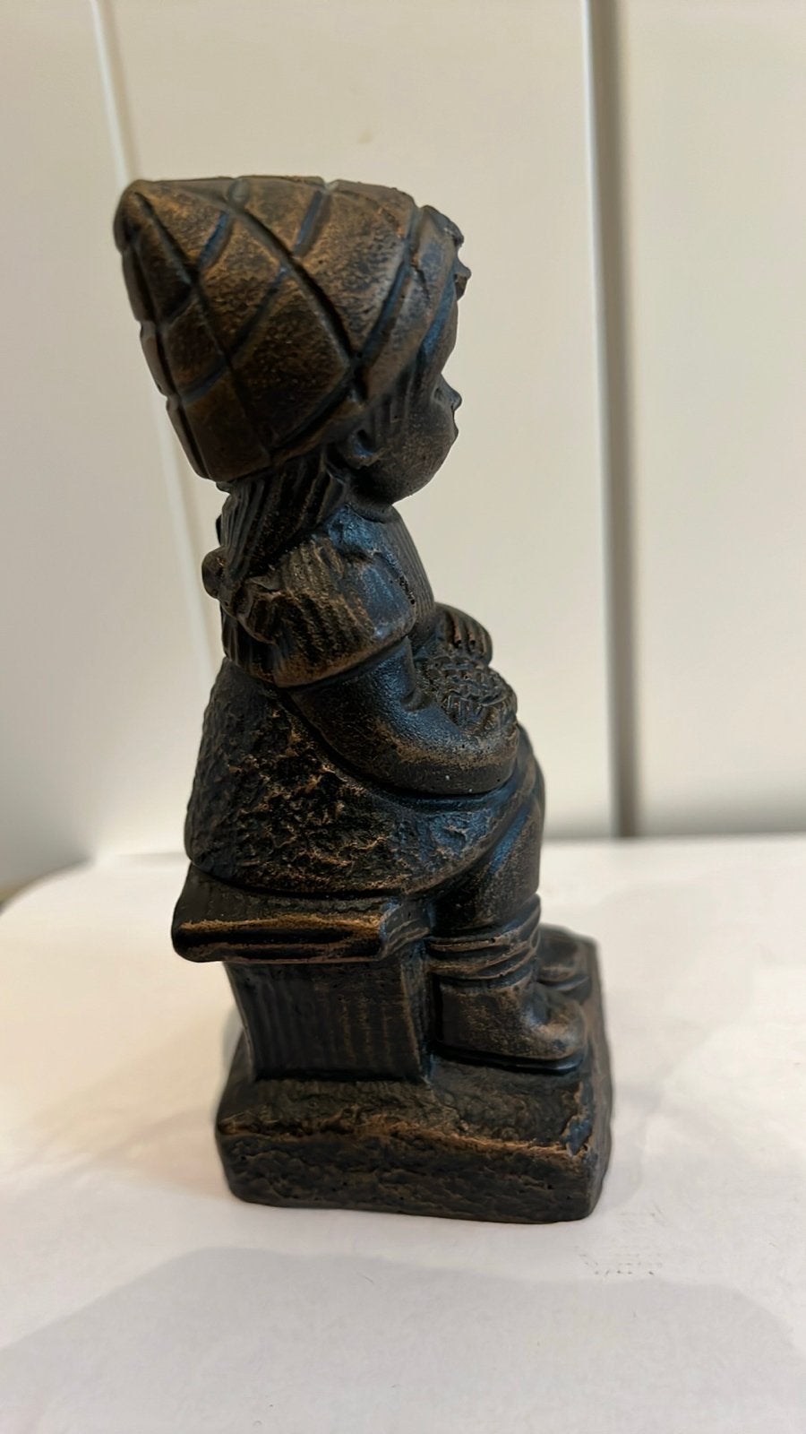 Vintage bronzen beeldje van zittend meisje met mandje, Ophalen, Gebruikt, Mens