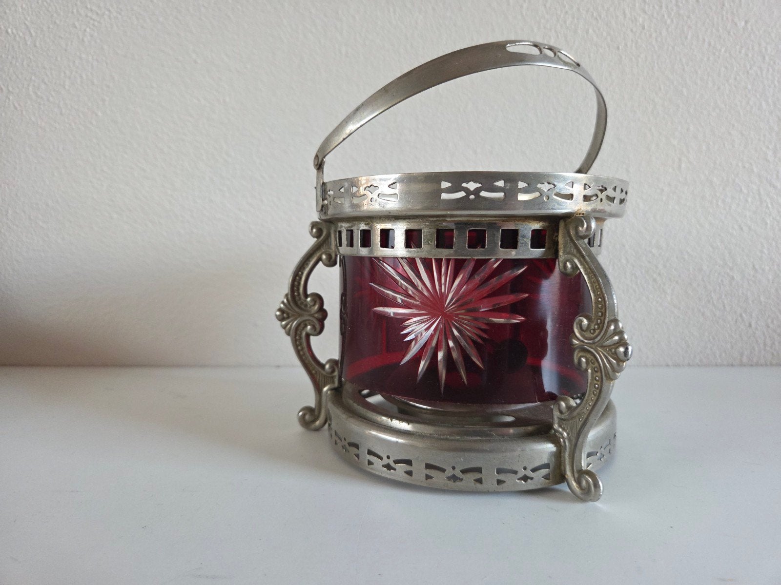 Antieke rode glazen theelichthouder met metalen frame, Antiek en Kunst, Ophalen of Verzenden