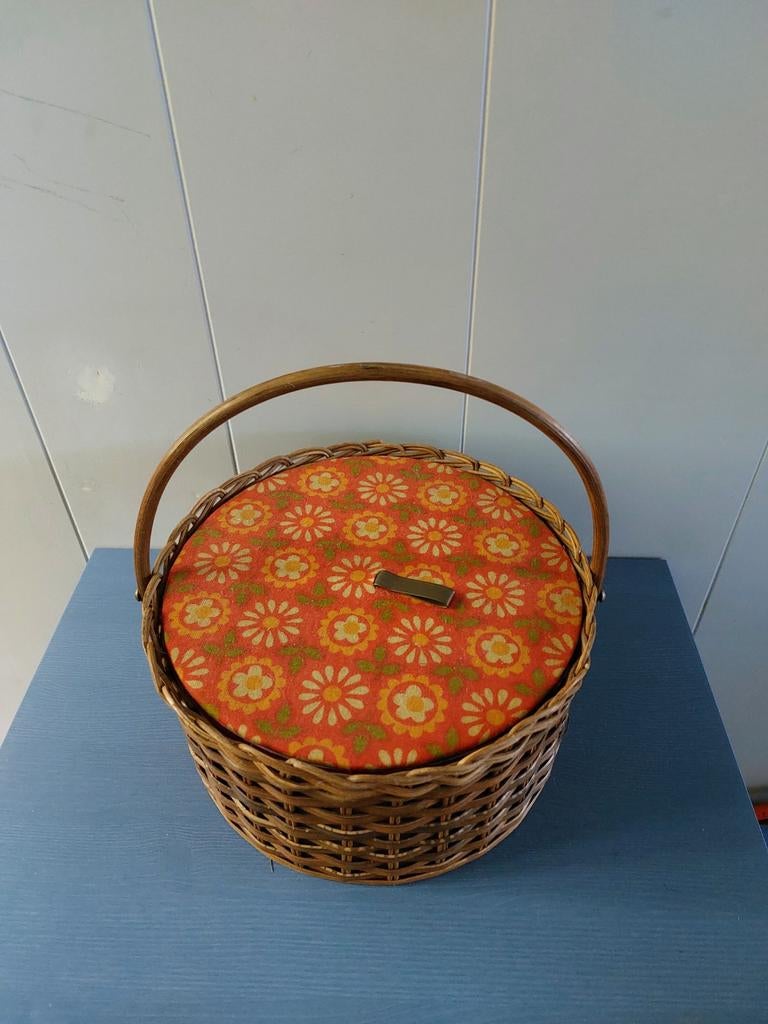 Vintage naaimand met inzet jaren 70 gebloemd riet, Ophalen of Verzenden, Rond, Riet