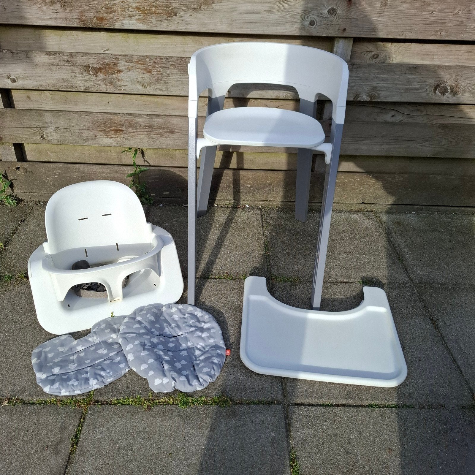 Stokke tafelstoel met eetblad en gordel, Kinderen en Baby's, Kinderstoelen, Ophalen of Verzenden, Gebruikt, Meegroeistoel, Gordel(s)