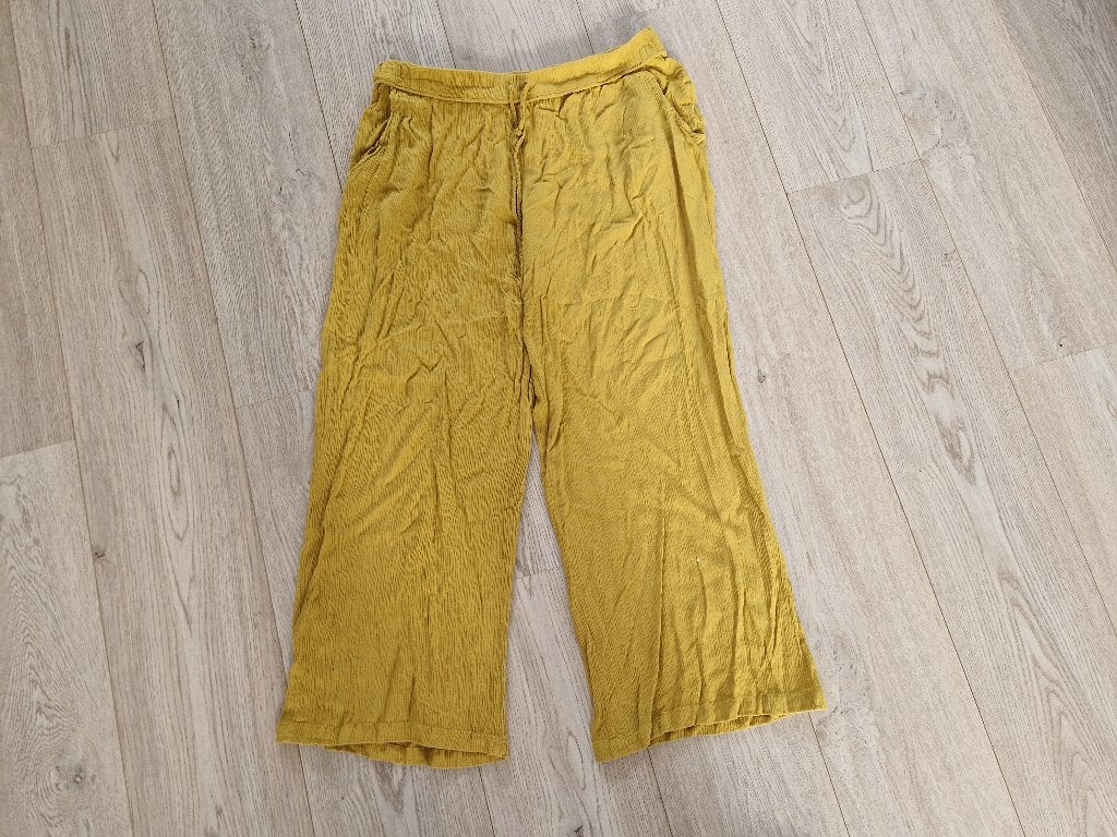 Leuke mosterd kleurige wijde broek., Overige kleuren, Maat 42/44 (L), Ophalen of Verzenden, Zo goed als nieuw