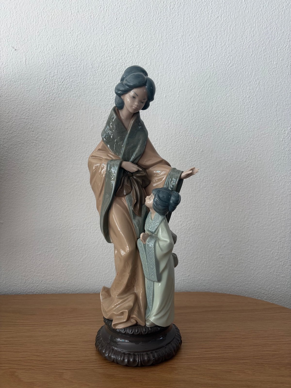 Keramieken beeld van vrouw met kind op sokkel, Antiek en Kunst, Groep mensen, Ophalen of Verzenden, Handgemaakt, 20 - 50 cm
