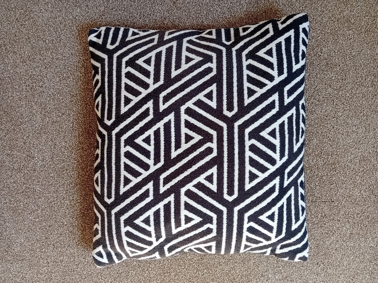 Zwart-wit sierkussen 45 x 45 met geometrisch patroon, Overige merken, Gebruikt, Zwart, Met print
