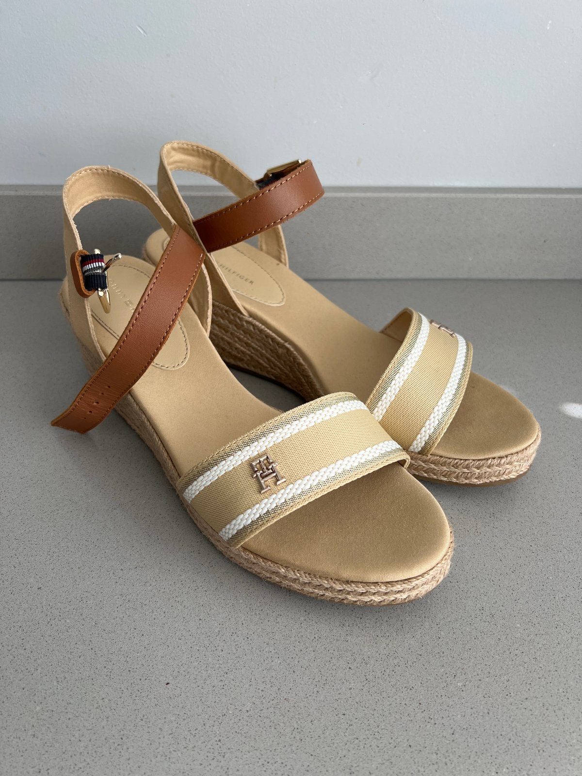 Tommy Hilfiger Espadrille Sandalen Maat 40, Ophalen of Verzenden, Zo goed als nieuw, Beige, Sandalen of Muiltjes
