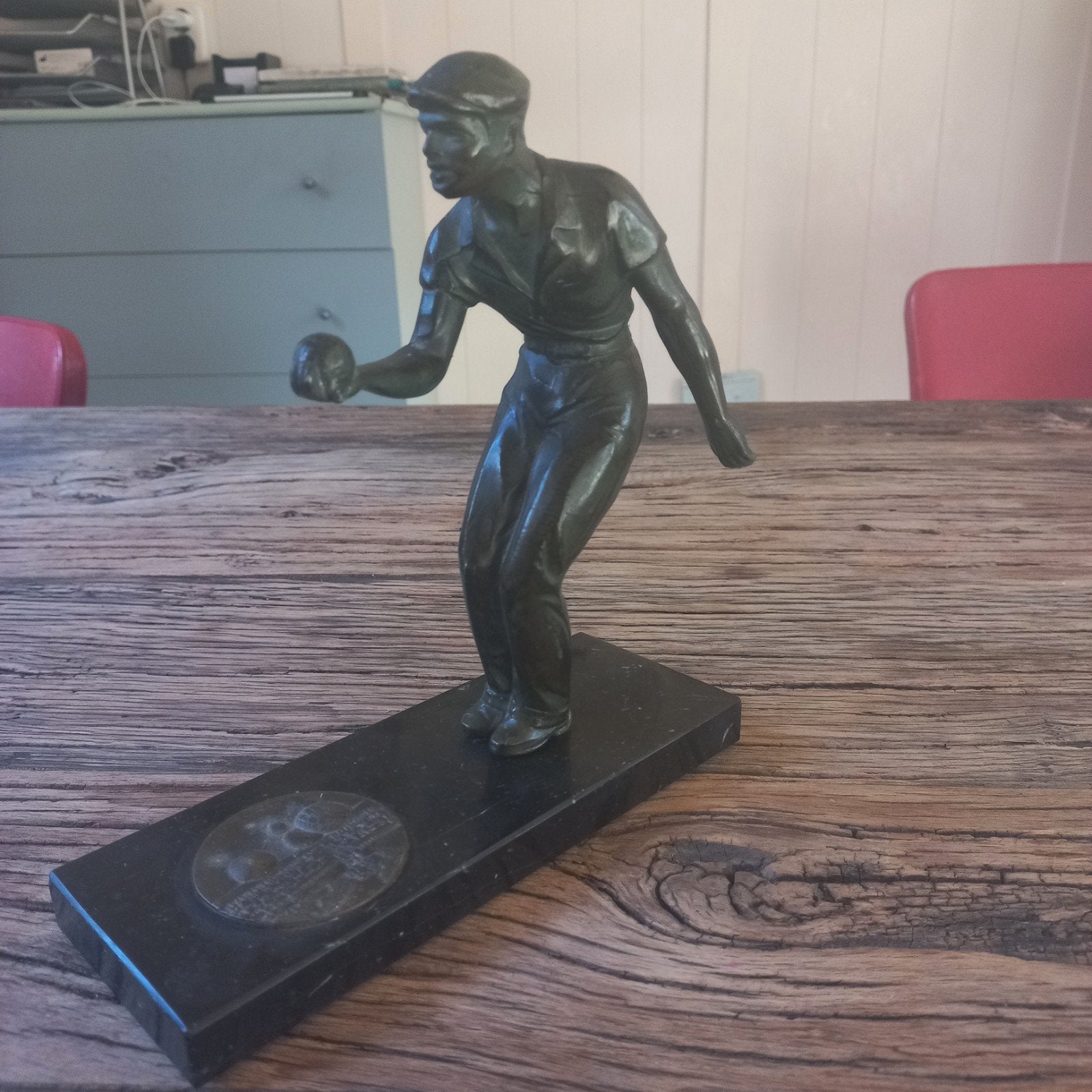 Vintage Bronzen Beeld: Man met Bal op Marmeren Voet, Gepatineerd, Ophalen of Verzenden, Brons, 20 - 50 cm