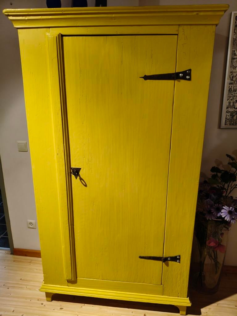 Unieke antieke houten kast, geel geschilderd. Degelijk stoer, Huis en Inrichting, Kasten | Kledingkasten, Gebruikt, Antiek, Landelijk