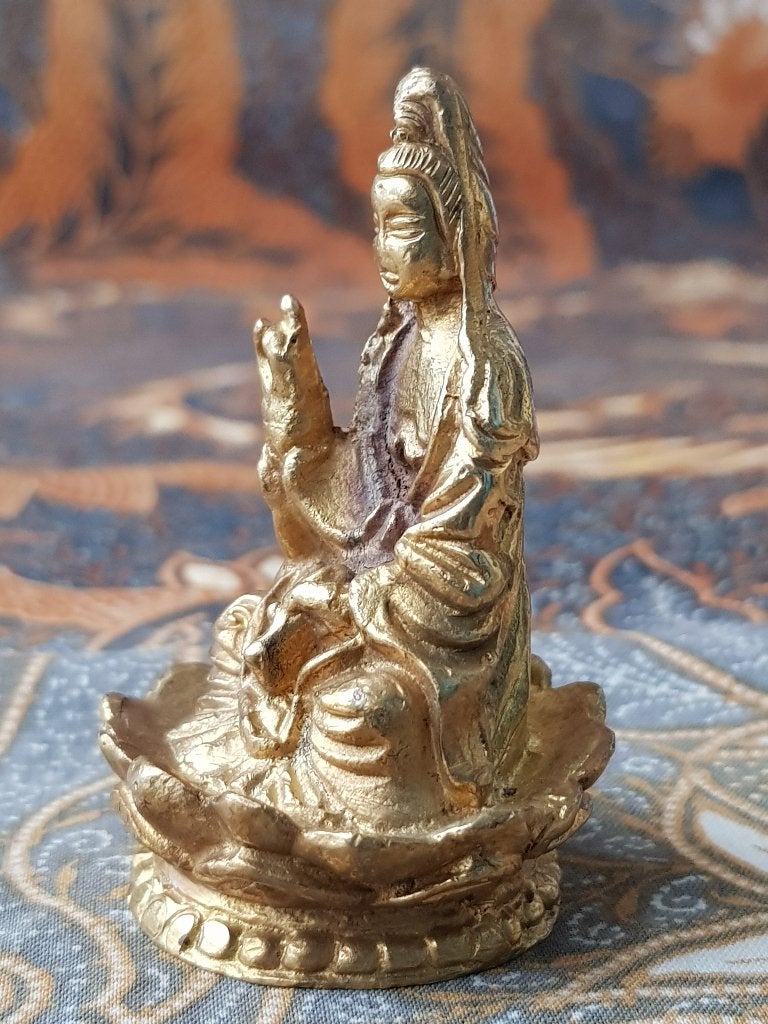 Mooi Oosters brons Guan Yin beeldje op een lotus 6,2 cm., Antiek en Kunst, Goud, Handgemaakt, Ophalen of Verzenden, Brons