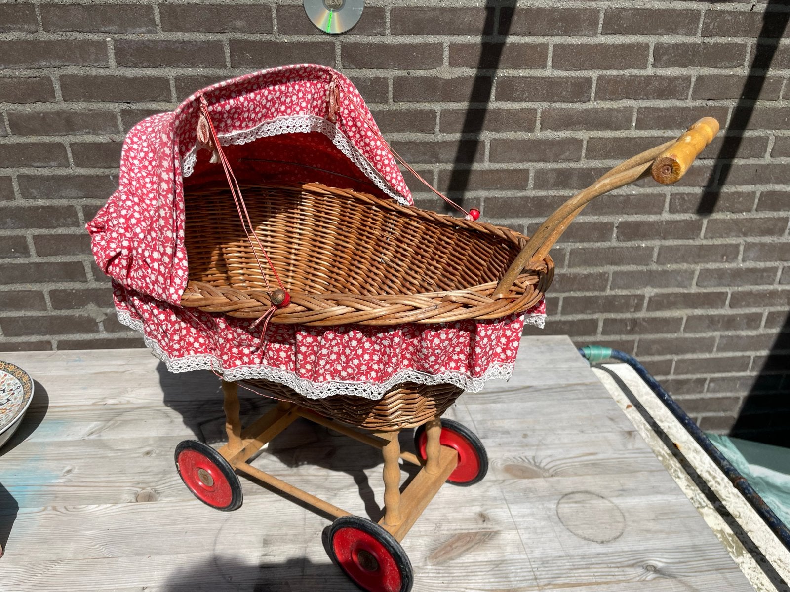 Vintage poppenwagen riet rood wit bloemetjes, Ophalen, Gebruikt, Overige typen