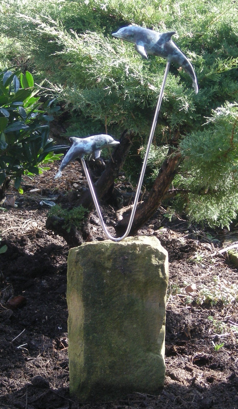 Bronzen dolfijnen op natuurstenen sokkel., Tuin en Terras, Tuinbeelden, Ophalen, Zo goed als nieuw, Overige materialen, Overige typen