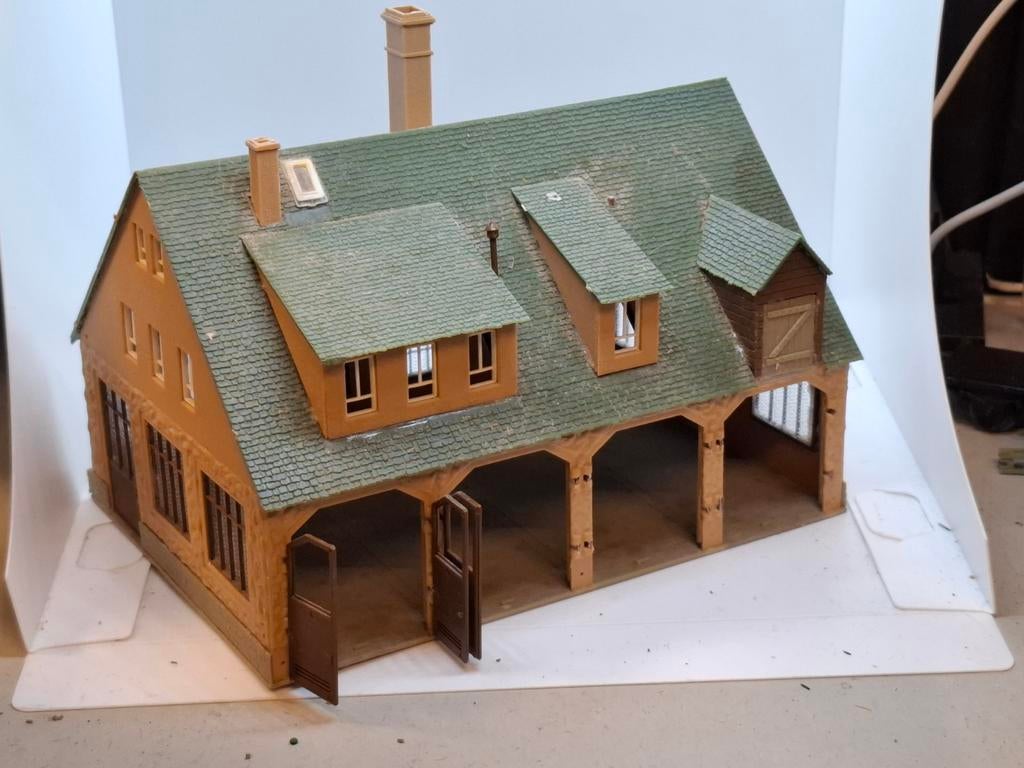 Groot huis met 4 garage boxen in ho, Hobby en Vrije tijd, Gebruikt, Gelijkstroom of Wisselstroom, Brug, Tunnel of Gebouw, Ophalen of Verzenden