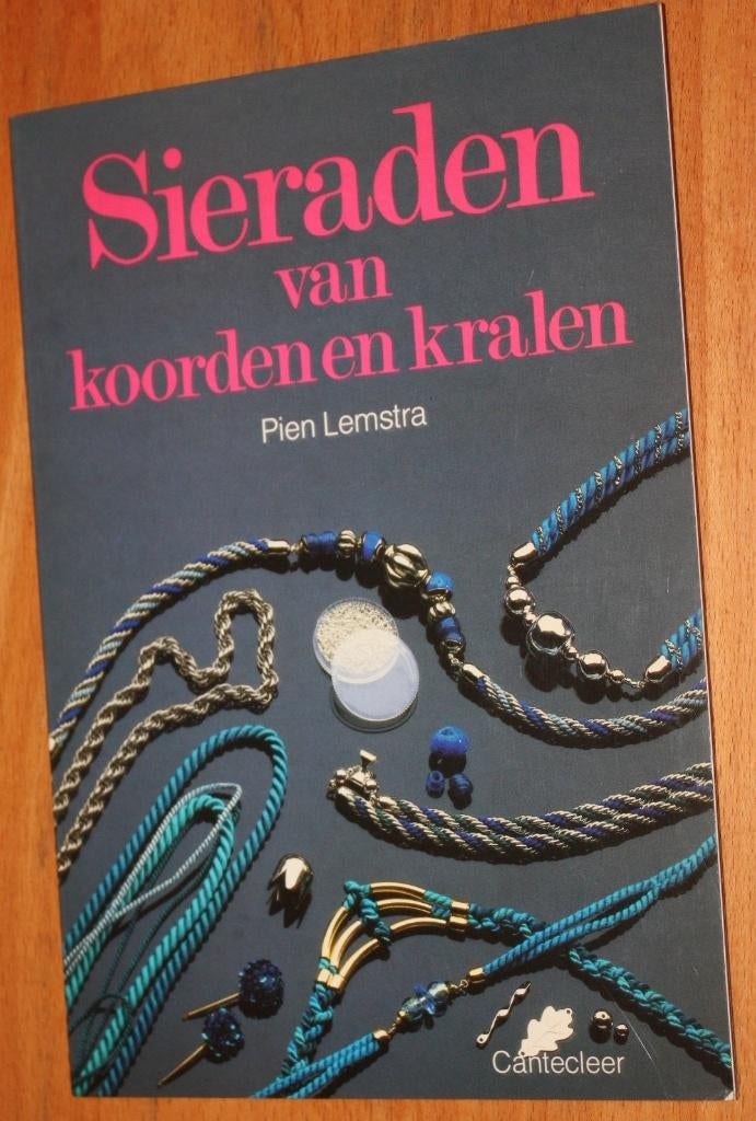 Sieraden van koorden en kralen - Pien Lemstra - 22721, Ophalen of Verzenden, Zo goed als nieuw, Sieraden maken