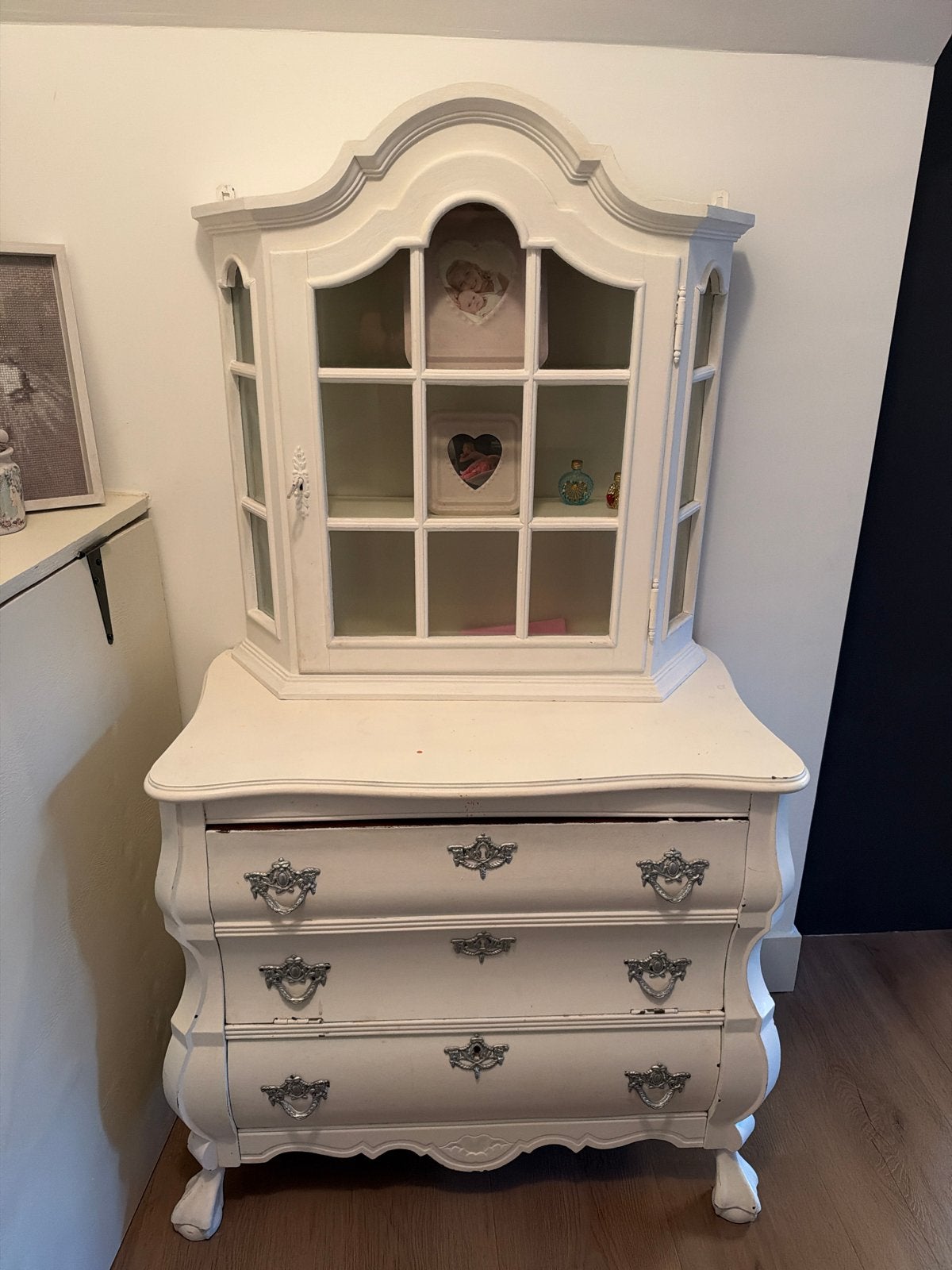 Antieke witte buik kastje met vitrine hang kastje, Antiek en Kunst, Ophalen