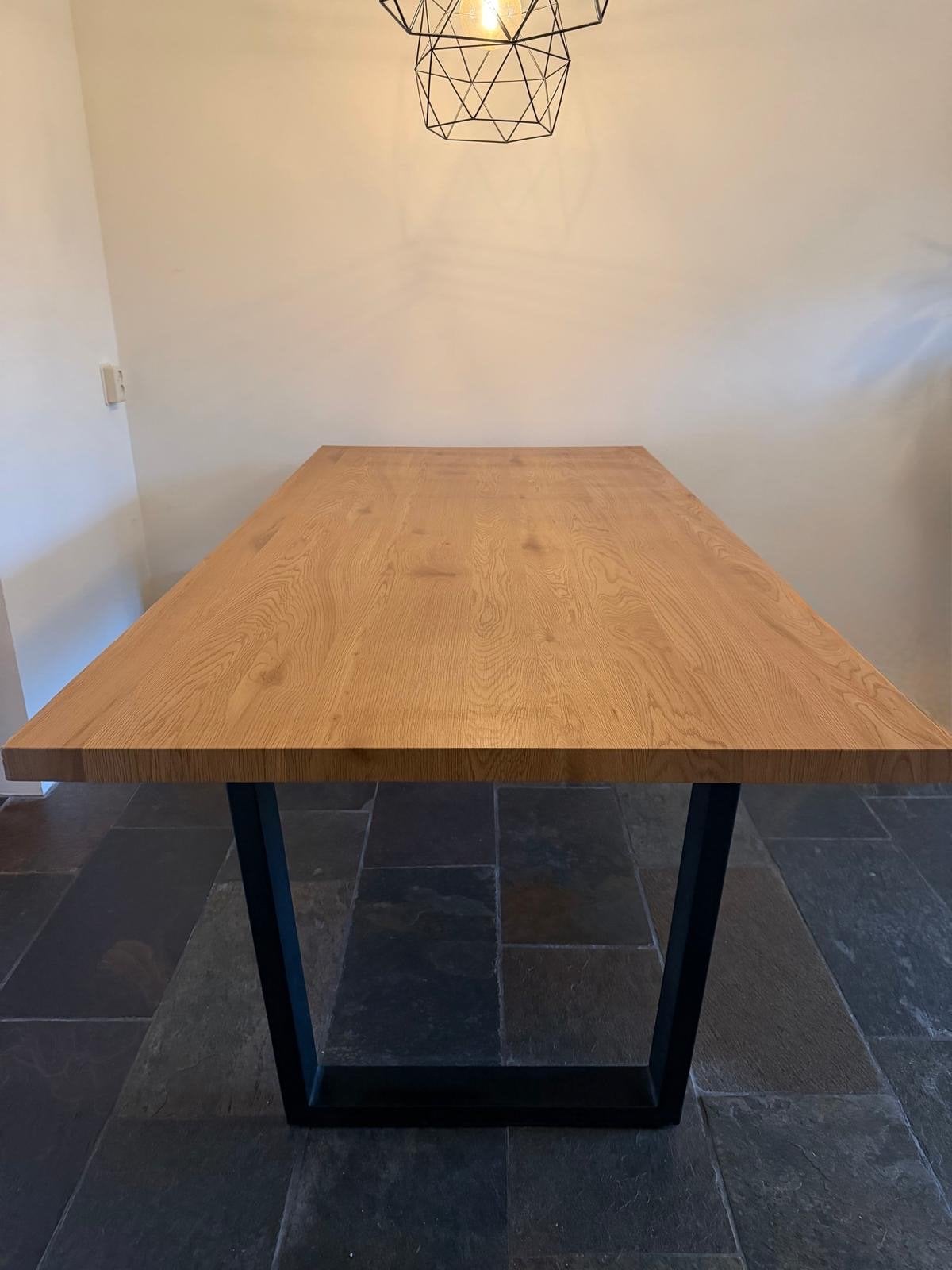 Leenbakker eettafel met eikenhouten blad en metalen poten, Ophalen, Gebruikt, Eikenhout, 50 tot 100 cm
