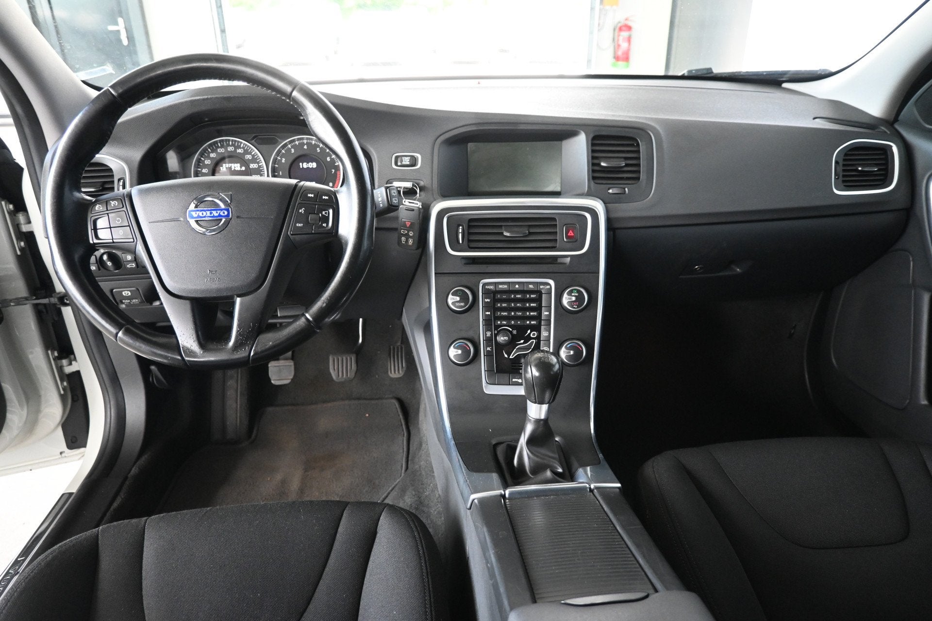 Volvo V60 1.6 T3 Kinetic Cruise control Clima Lichtmetaal Na, Auto's, Voorwielaandrijving, Gebruikt, 4 cilinders, Wit