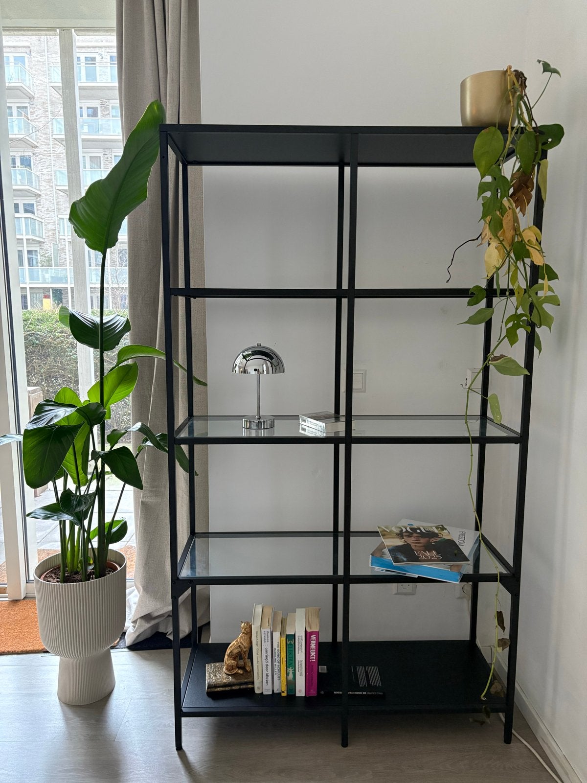 IKEA VITTSJÖ stellingkast/wandkast - zwart met glas, Ophalen, Met plank(en), 100 tot 150 cm, 150 tot 200 cm