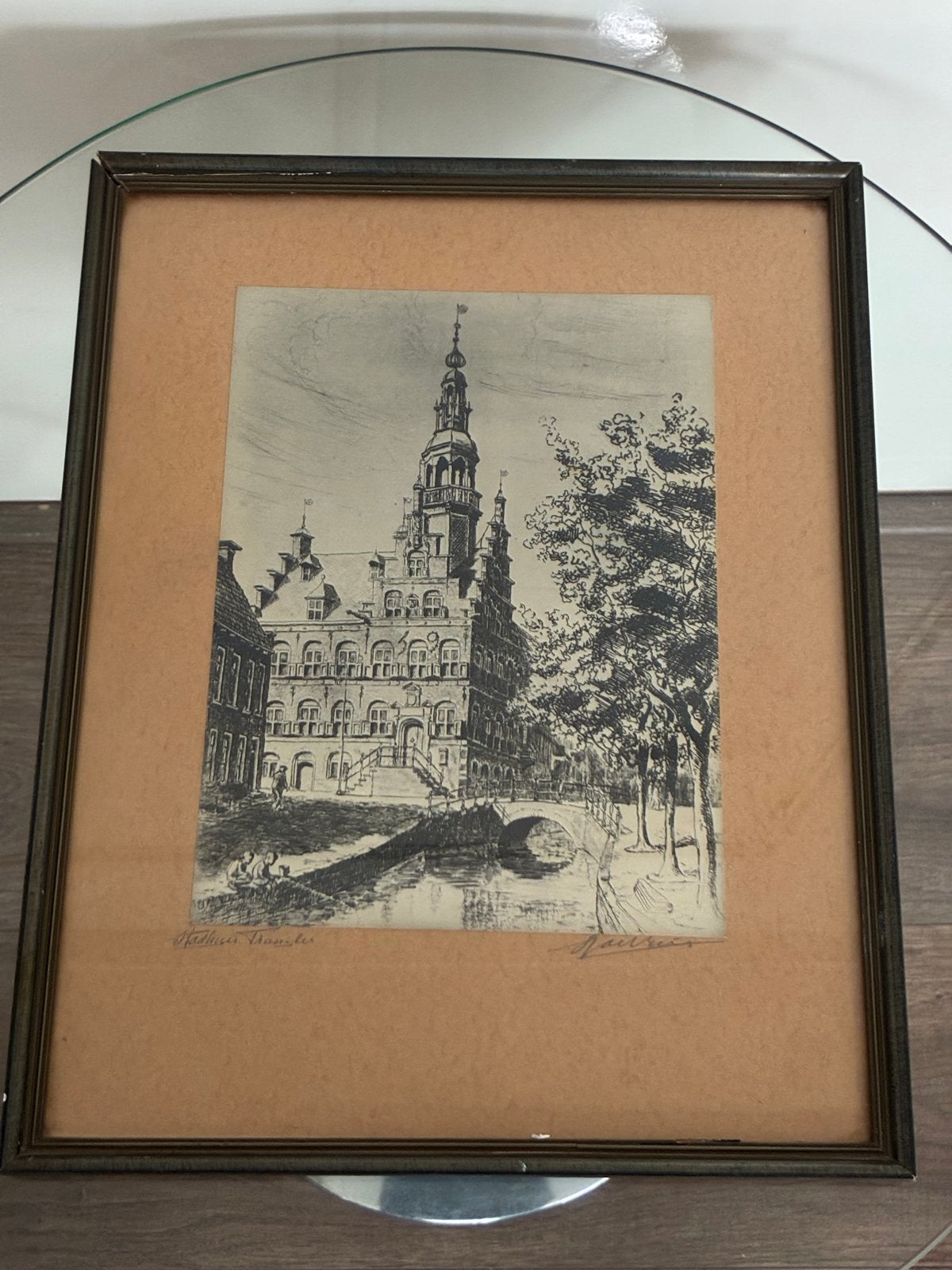 Ets/Litho Sjoerd de Vries - Franeker Stadhuis, Antiek en Kunst, Architectuur, Ophalen of Verzenden, Gesigneerd, 1950 - 1999