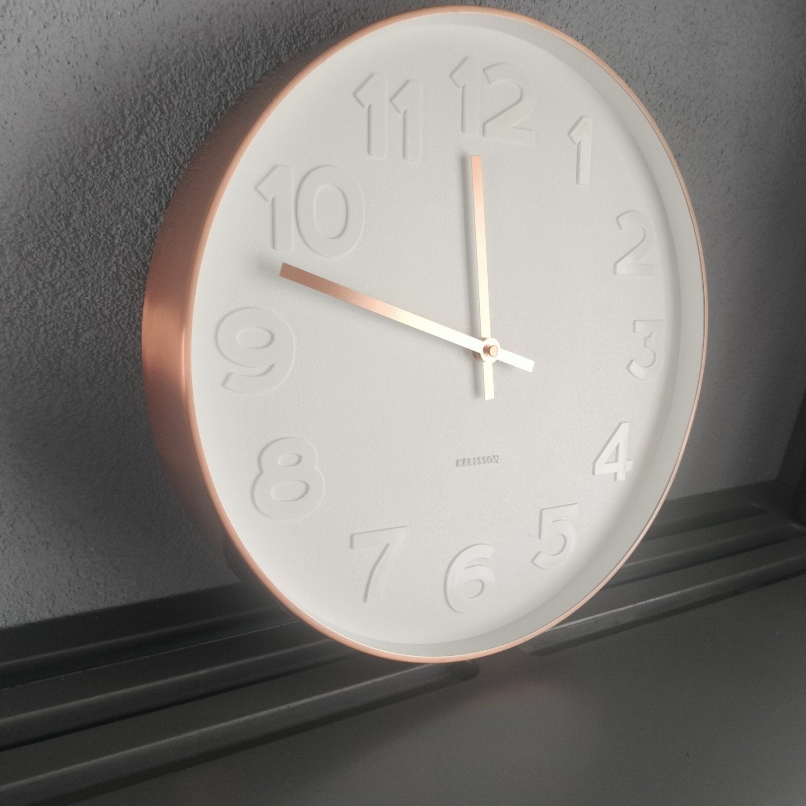 Design wandklok Karlsson koper look, Werkt op batterijen, Ophalen of Verzenden, Overige kleuren, Digitaal