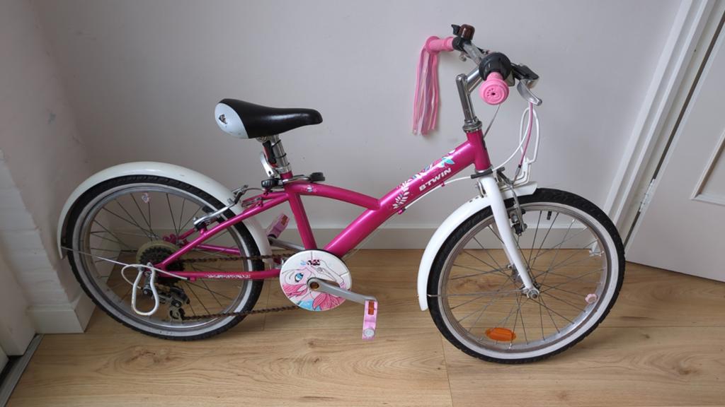 Roze B'Twin kinderfiets 20 inch met versnellingen, Gebruikt, Velgrem, Versnellingen, Ophalen of Verzenden
