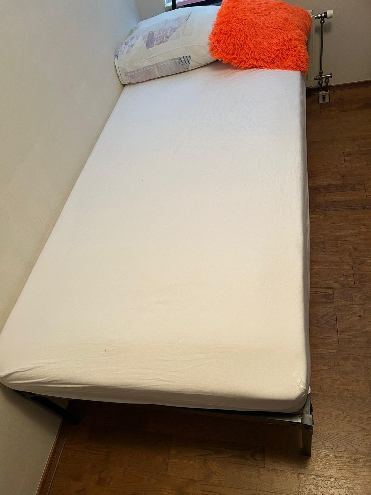 Bed frame and mattress, Huis en Inrichting, Slaapkamer | Bedden, Ophalen, 90 cm, Eenpersoons, Zwart