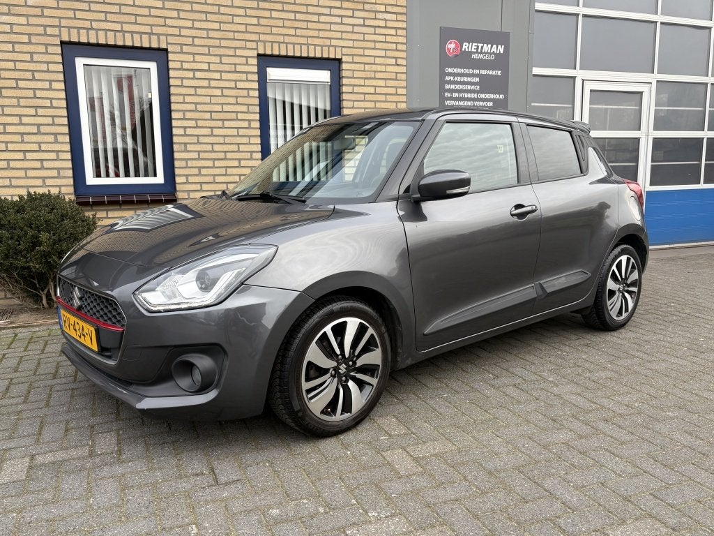 Suzuki Swift 82KW 1.0 Stijl Smart Hybr CARPLAY-CAMERA-TREKHA, Auto's, Gebruikt, Euro 6, 850 kg, 400 kg