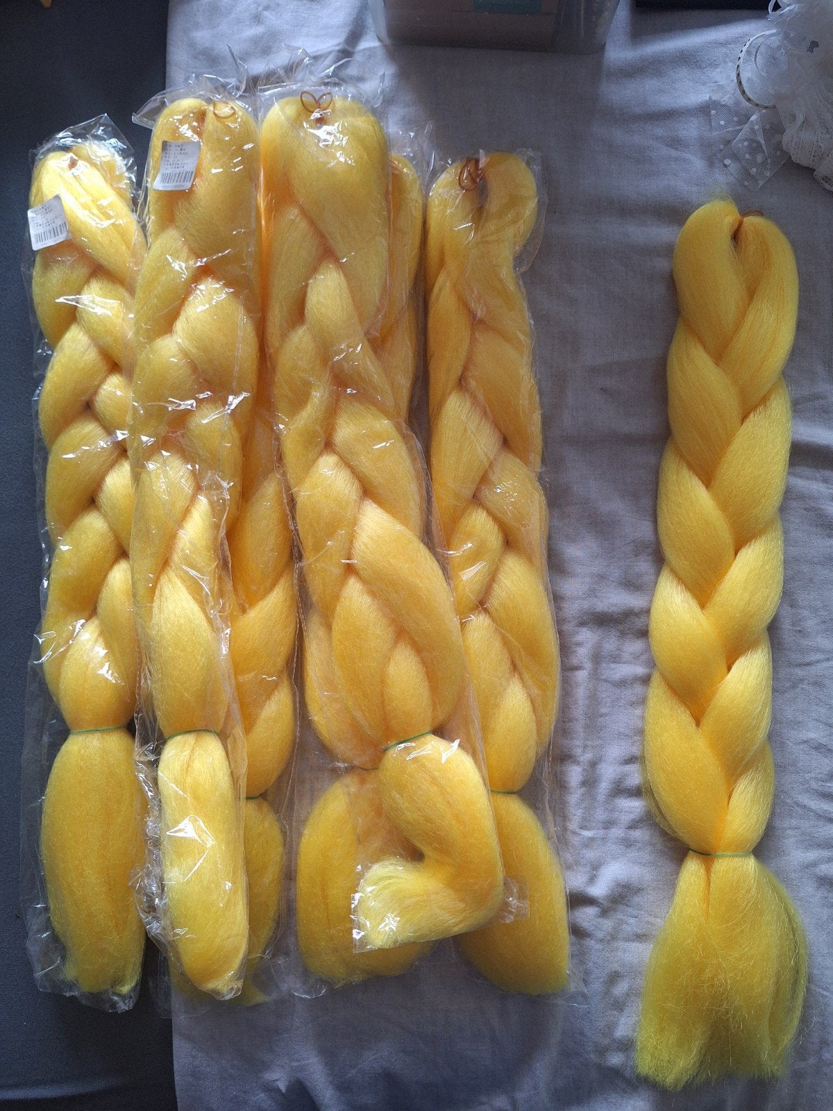 7x geel kanekalon nephaar, Sieraden, Tassen en Uiterlijk, Ophalen of Verzenden, Nieuw, Pruik of Haarverlenging