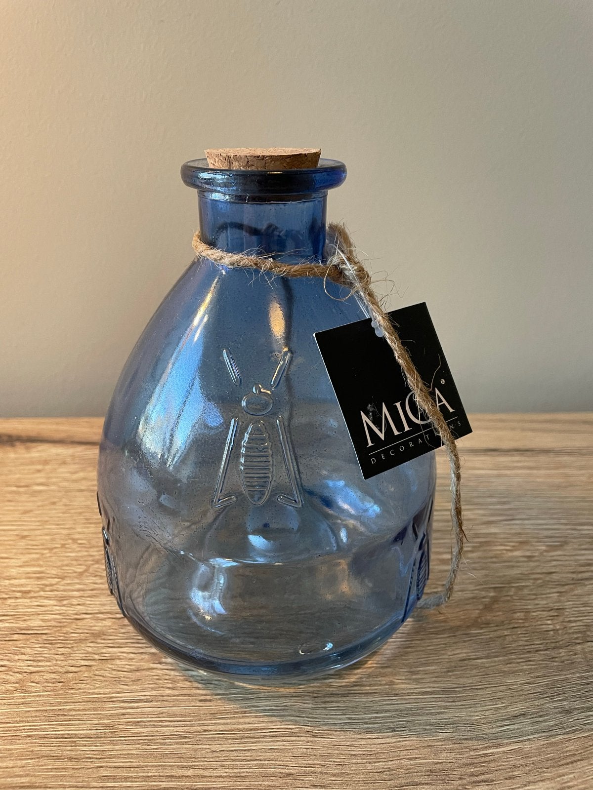 Mica Decorations Glazen Vaasje met Bijenreliëf en Kurk, Nieuw, Ophalen of Verzenden, Glas, Met patroon/structuur
