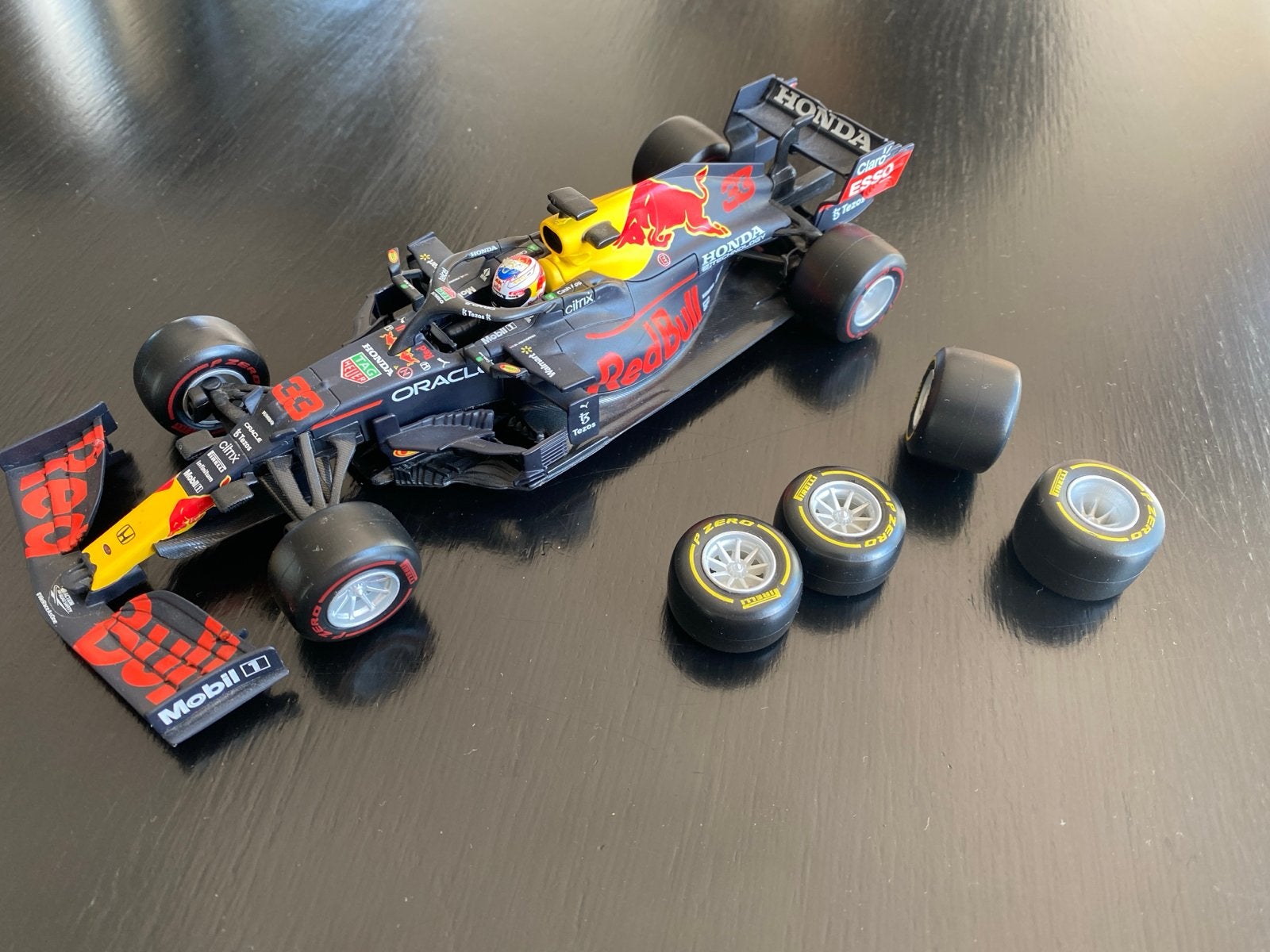 Red Bull Racing F1 schaalmodel met extra banden, Ophalen of Verzenden, Zo goed als nieuw
