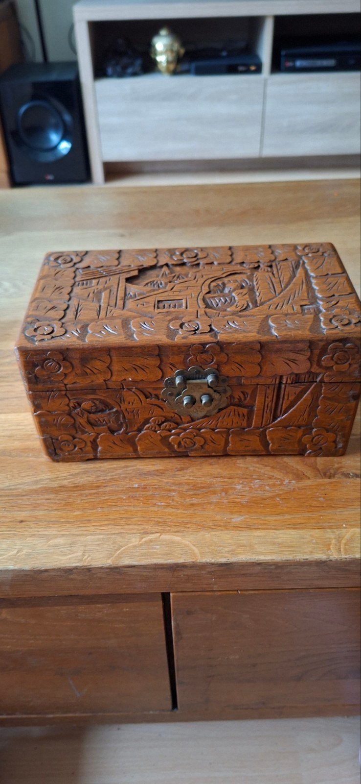Antieke houten kist met gedetailleerd houtsnijwerk, Ophalen of Verzenden
