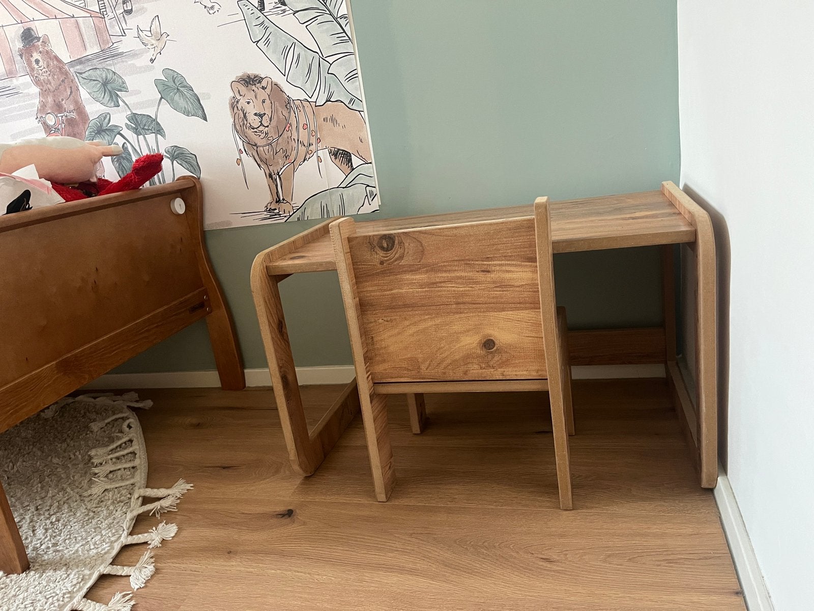 Gratis: Kinderbureau/ kindertafel met stoel, Ophalen, Zo goed als nieuw, Tafel(s) en Stoel(en)