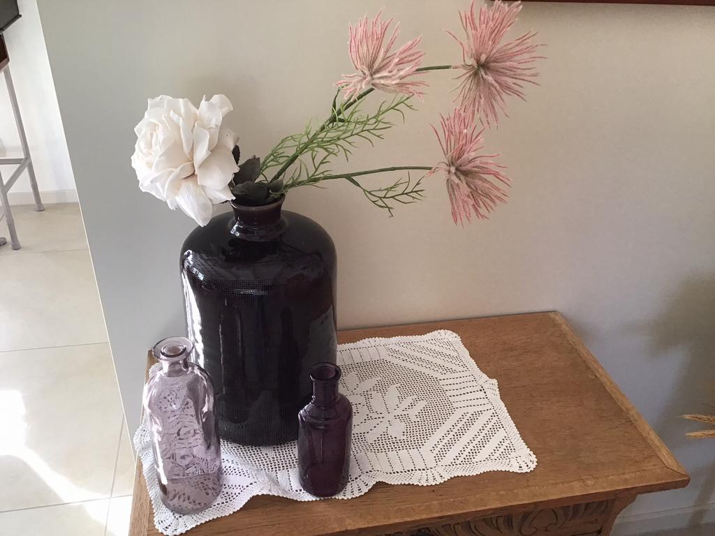 Stenen vaas met bloemen,en 2 glazen vaasjes zgan, Huis en Inrichting, Woonaccessoires | Vazen, Ophalen of Verzenden, Zo goed als nieuw
