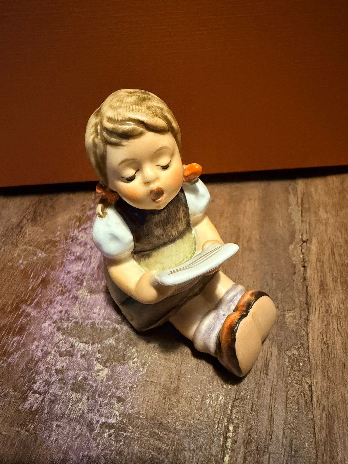 Goebel Hummel - Girl with Sheet Music / Zit Zangeresje - 389, Ophalen of Verzenden, Zo goed als nieuw, Hummel