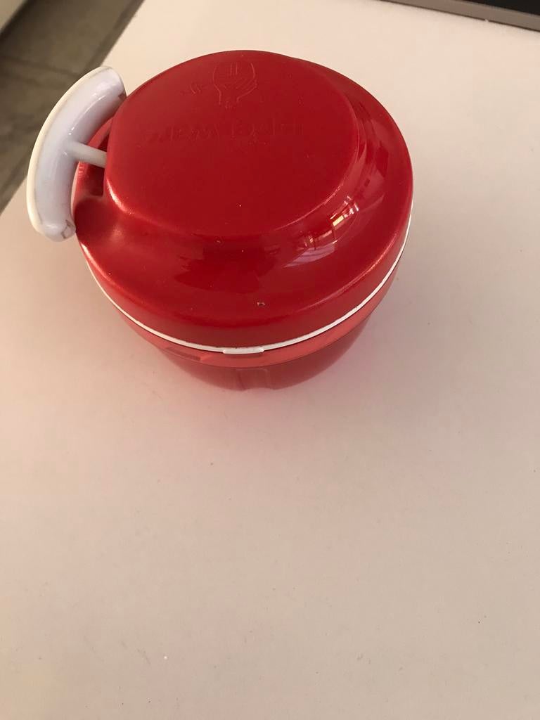 Tupperware chef uiensnijder met trekkoord in nieuwstaat, Huis en Inrichting, Keuken | Tupperware, Ophalen, Zo goed als nieuw