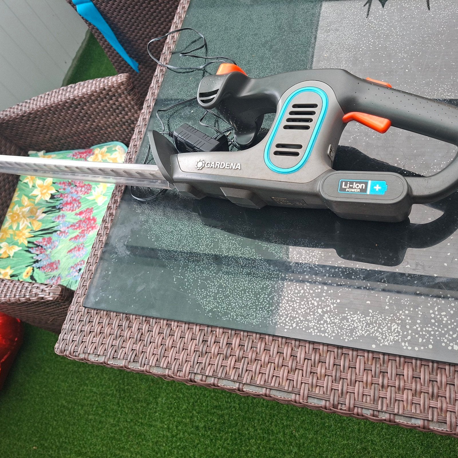 Gardena EasyCut Li heggenschaar met accu en lader, Ophalen of Verzenden, Gebruikt, Accu, Gardena