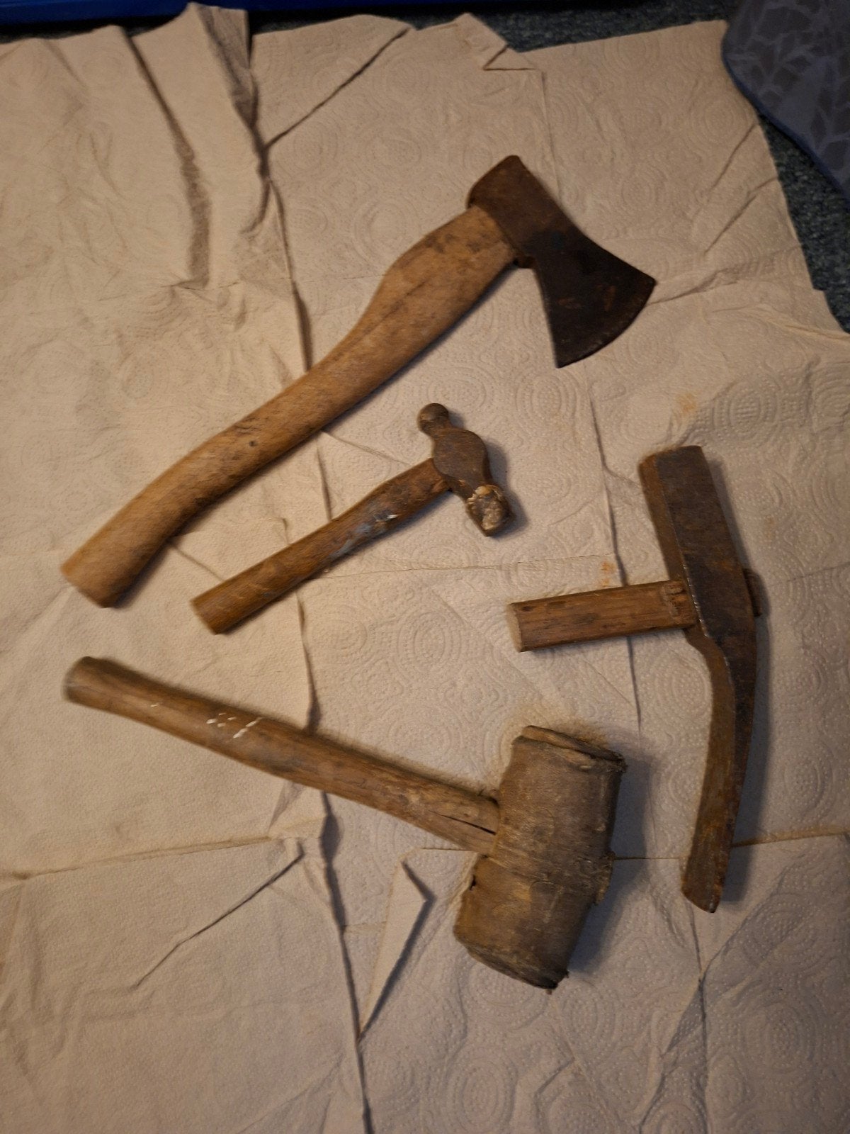 Heel oud gereedschap., Ophalen