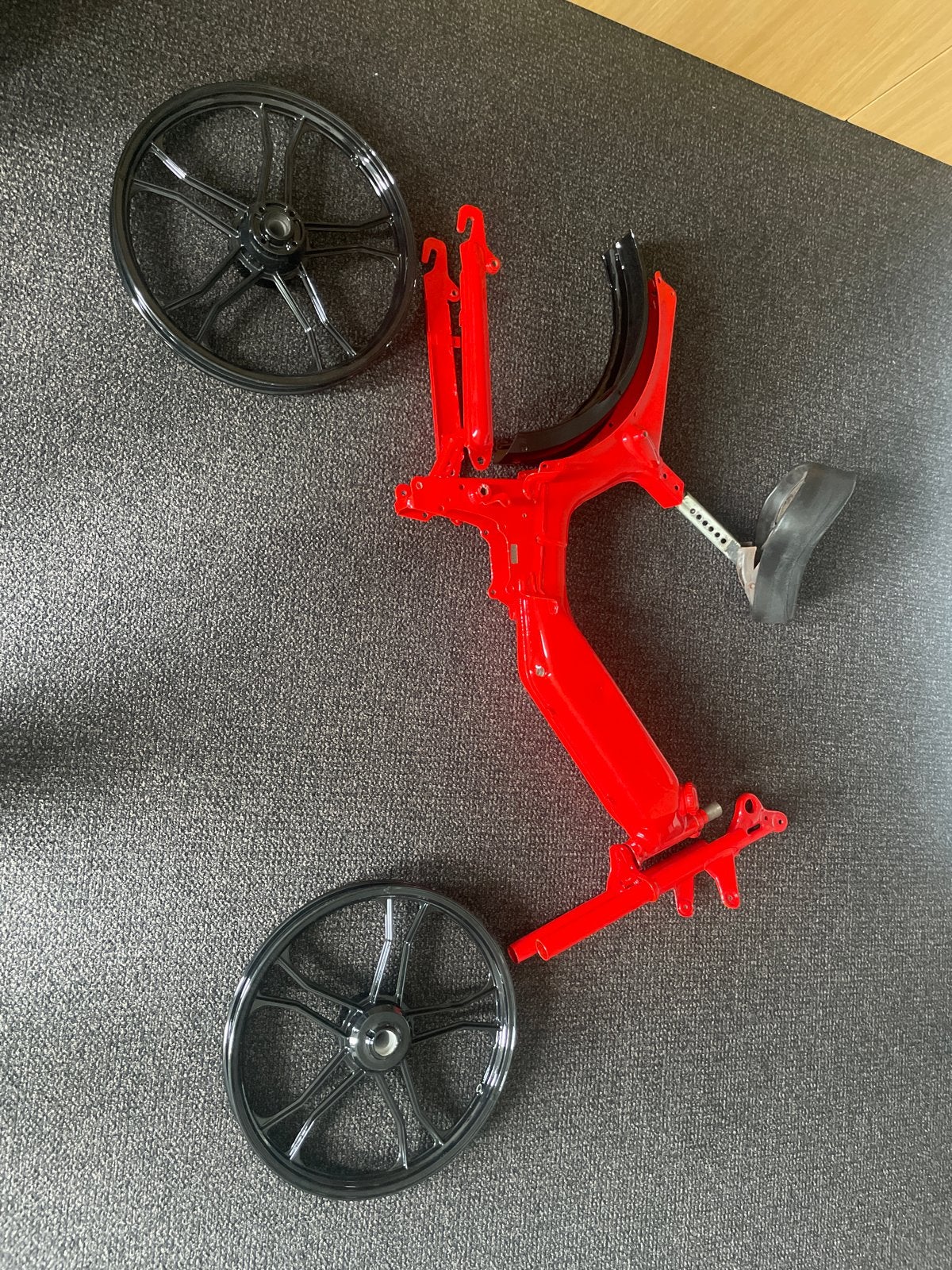 Rood bromfiets frame met wielen en onderdelen, Fietsen en Brommers, Ophalen, Zo goed als nieuw, Frame