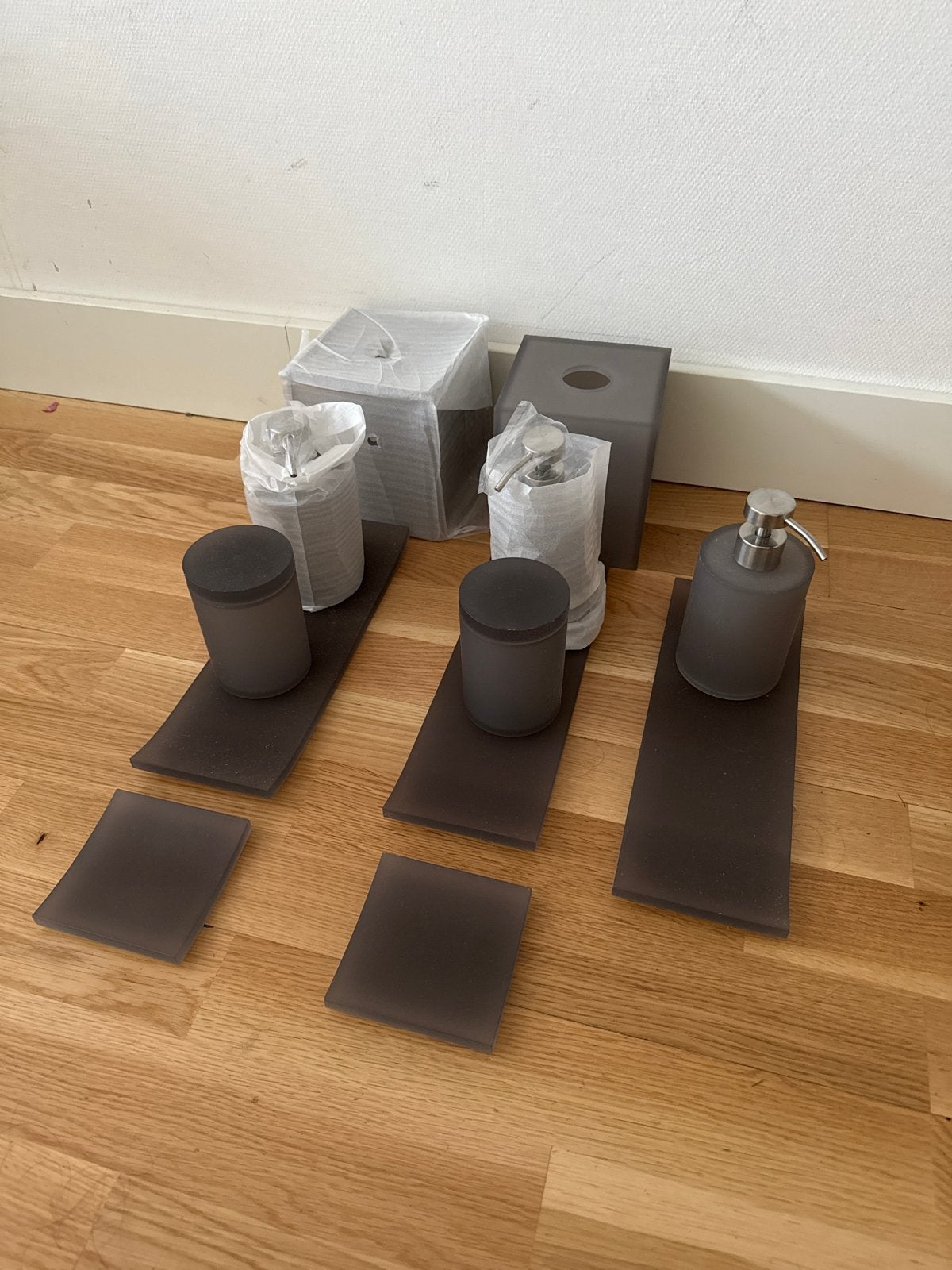 Room360 byfoh Badkamer accessoires - Zeep, beker, tissuebox, Ophalen of Verzenden, Zo goed als nieuw, Grijs, Zeepdispenser/zeepbakje