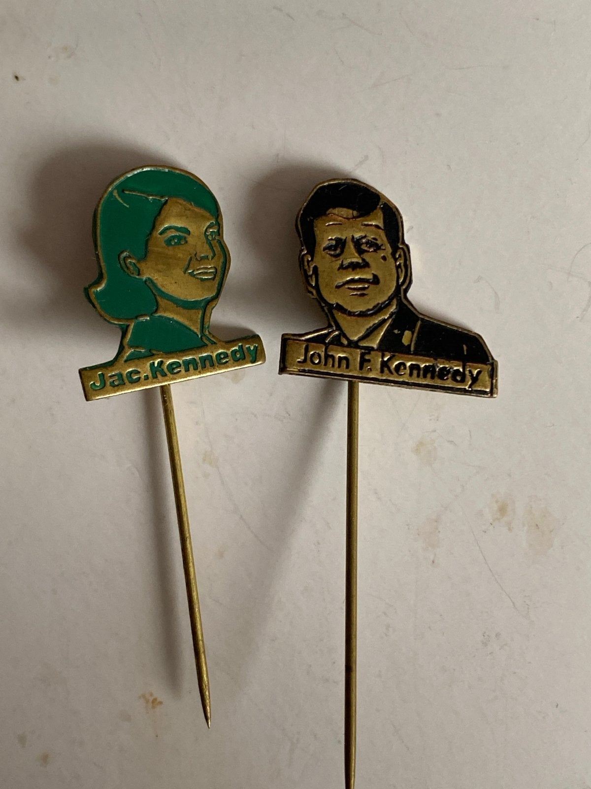 Vintage JFK & Jackie Kennedy Campagnespeldjes Jaren '60, Ophalen of Verzenden, Gebruikt, Overige onderwerpen, Speldje of Pin