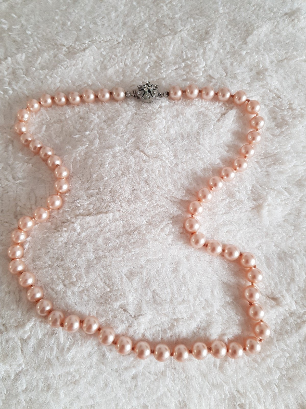 Elegante parelketting met strass sluiting, Overige materialen, Gebruikt, Beige, Ophalen of Verzenden