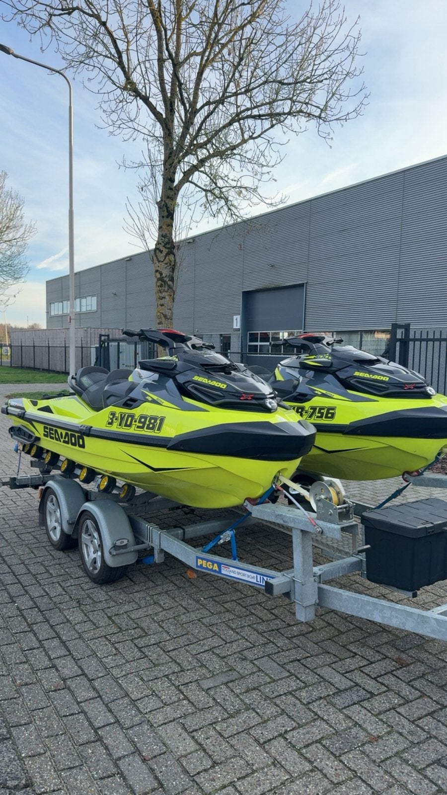 PEGA Dubbele trailer Geschikt voor 2. Waterscooters 1 tekoop, Ophalen, Zo goed als nieuw, Benzine, 200 pk of meer
