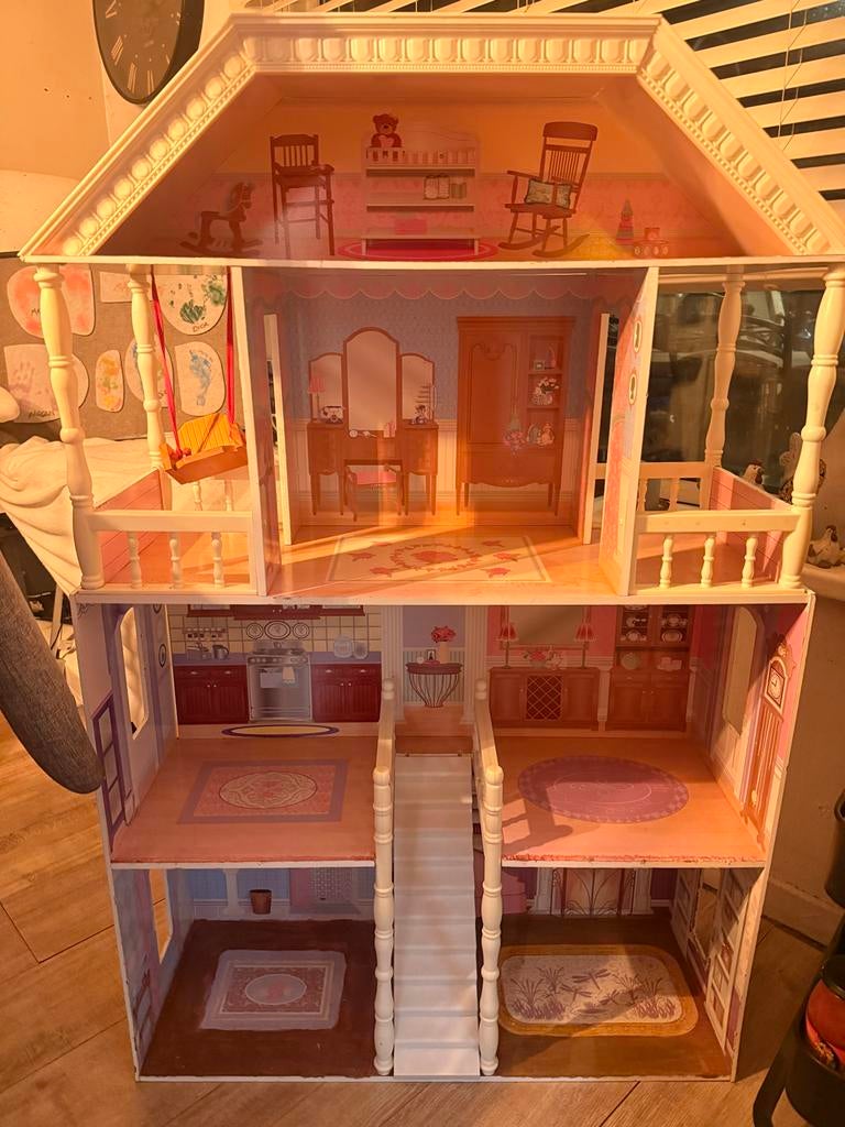 Poppenhuis zo goed als nieuw met schommel, Ophalen, Zo goed als nieuw, Poppenhuis
