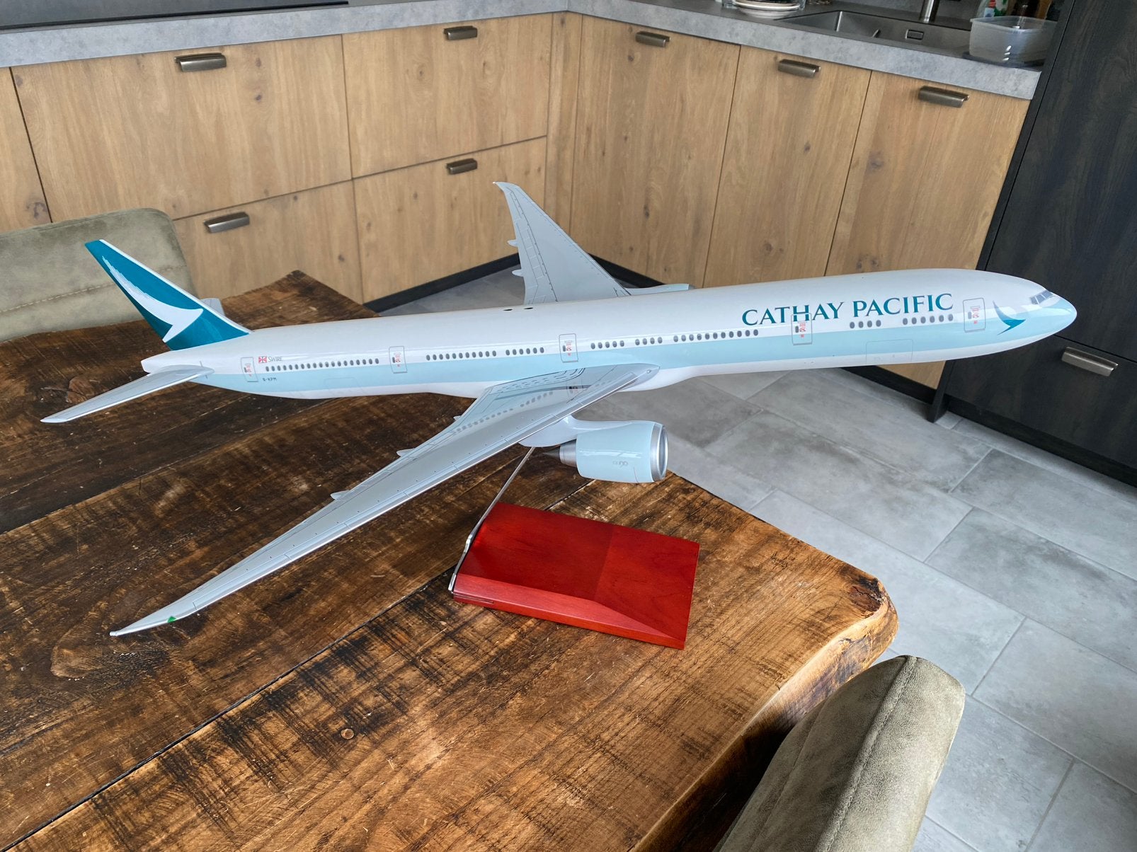B777-300ER Cathay Pacific schaal 1/100, Verzamelen, Ophalen, Zo goed als nieuw