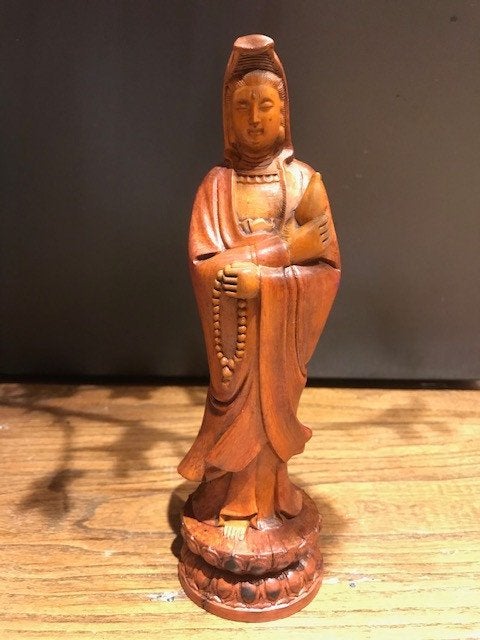 zeer fraai houten beeldje van Kwanyin, Antiek en Kunst, Houtsnijwerk, Ophalen of Verzenden, 20 - 50 cm, Gepatineerd