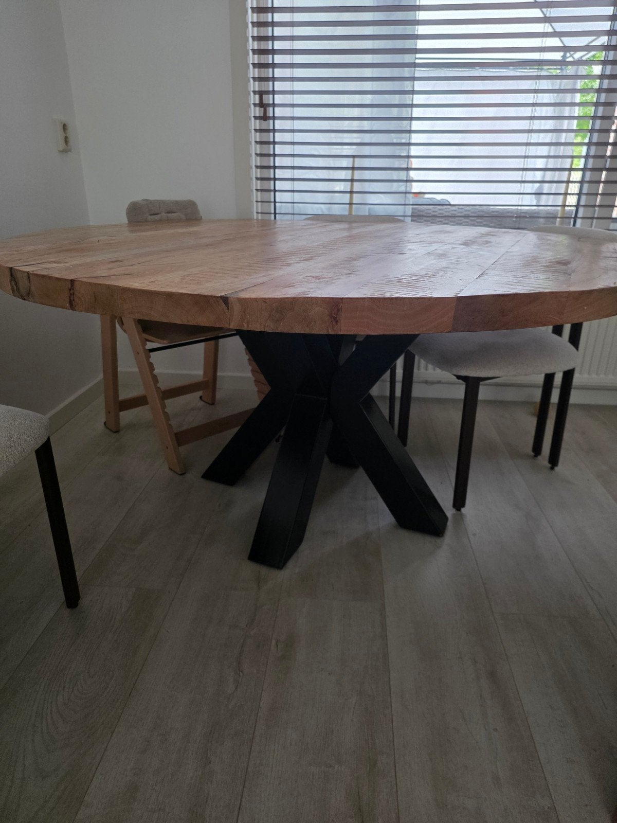 Eettafel Haco mango hout met zwart metalen spinpoot, 100 tot 150 cm, 150 tot 200 cm, Rond, Nieuw