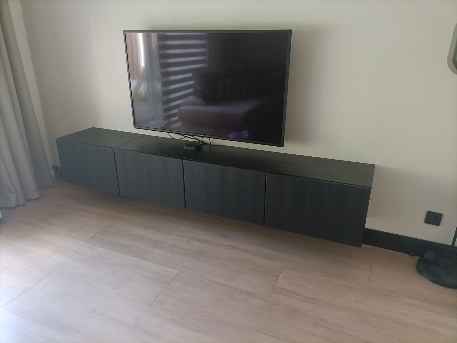 Ikea Besta tv meubel 240 zwart houtnerf + ophangsysteem, Ophalen, Zo goed als nieuw