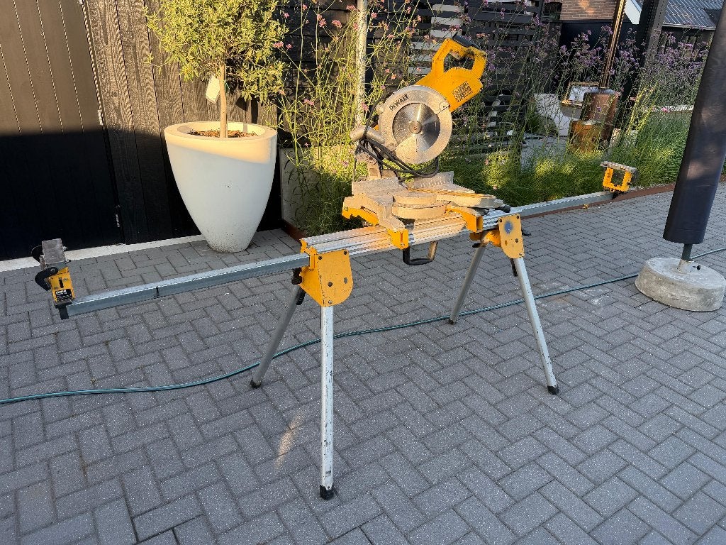 DeWalt afkortzaag met statief, Doe-het-zelf en Verbouw, Gereedschap | Zaagmachines, Ophalen, De Walt, Gebruikt, 70 mm of meer