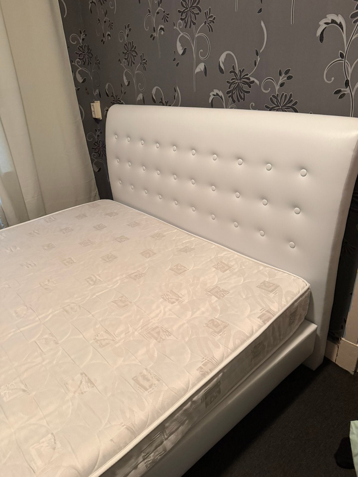 Bed leer wit  160x200 letterlijk Nieuw!!!!, Huis en Inrichting, Slaapkamer | Boxsprings, Wit, Tweepersoons, Ophalen of Verzenden