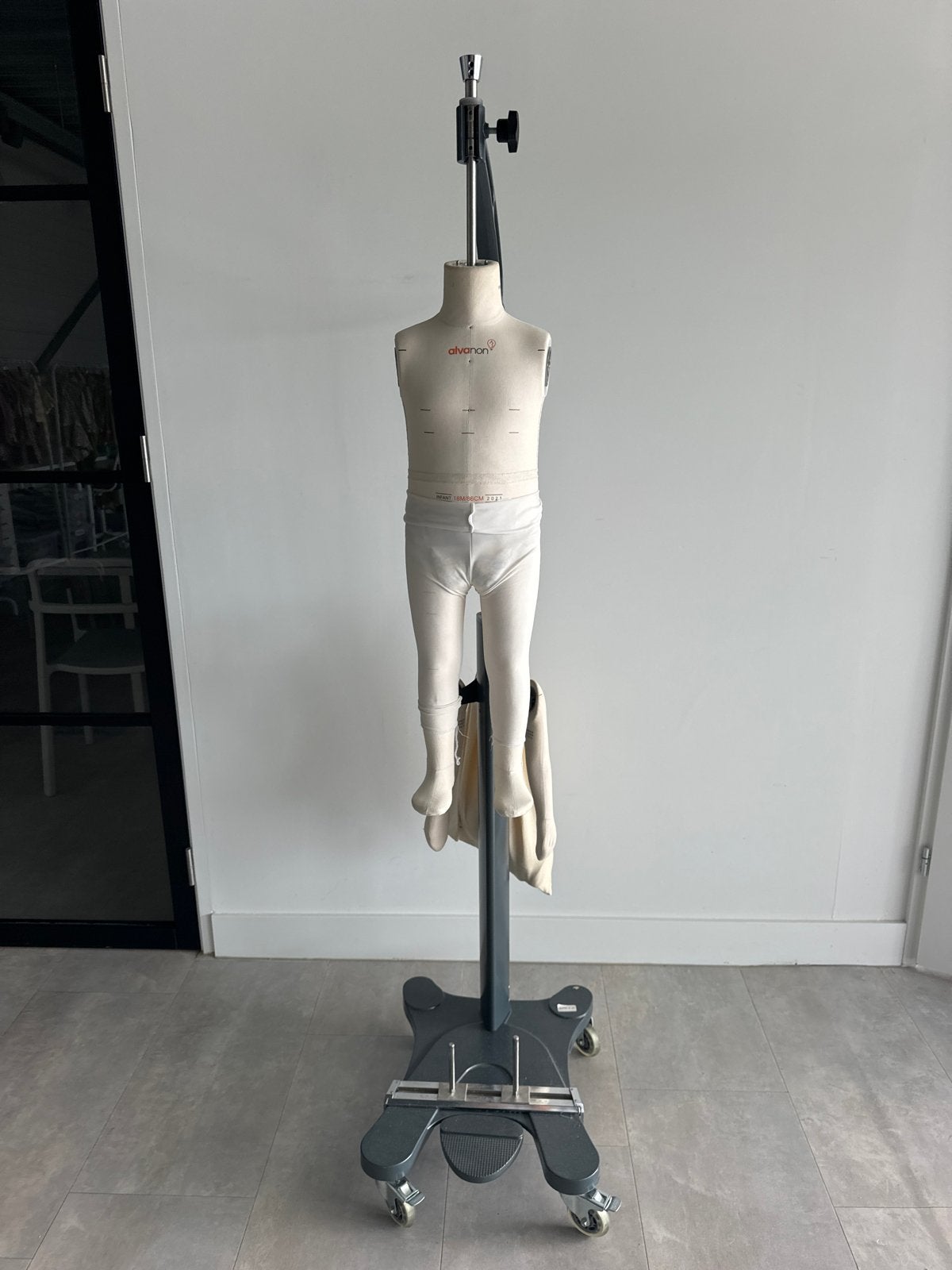Alvanon kinderpaspop 18M 86cm op verrijdbare standaard, Hobby en Vrije tijd, Kledingpatronen, Overige typen, Kind, Zo goed als nieuw
