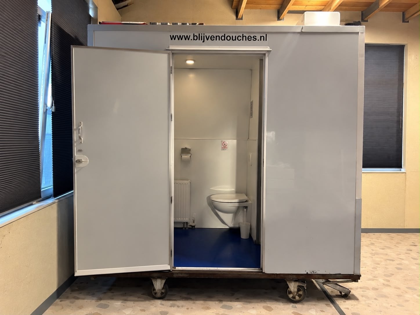 Foto 3 van Mobiele douche- en toiletunit met  technische ruimte